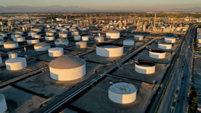 Резервуары для хранения на нефтеперерабатывающем заводе Marathon Petroleum в Лос-Анджелесе, 11 марта 2022 года. (Bing Guan/Reuters)
