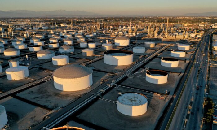 Резервуары для хранения на нефтеперерабатывающем заводе Marathon Petroleum в Лос-Анджелесе, 11 марта 2022 года. (Bing Guan/Reuters)
