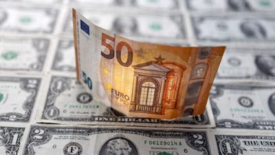Банкнота евро изображена на банкнотах доллара США на этой иллюстрации, сделанной 14 февраля 2022 года. (Dado Ruvic/Illustration/Reuters)