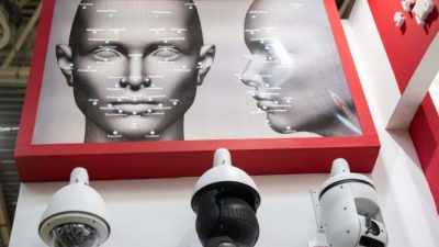 Камеры безопасности AI (искусственный интеллект) с технологией распознавания лиц на 14-й Китайской международной выставке по общественной безопасности и охране в Пекине 24 октября 2018 года. (Nicolas Asfouri/AFP via Getty Images)