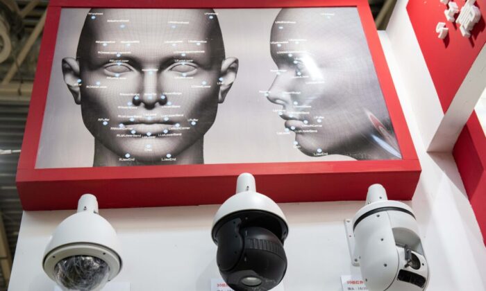 Камеры безопасности AI (искусственный интеллект) с технологией распознавания лиц на 14-й Китайской международной выставке по общественной безопасности и охране в Пекине 24 октября 2018 года. (Nicolas Asfouri/AFP via Getty Images)
