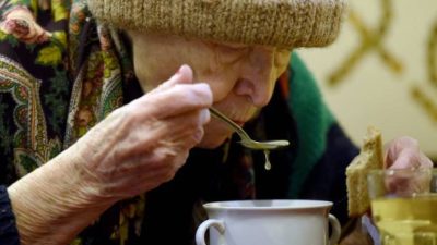 Пенсионеры получают бесплатные обеды в кафе «Добродомик» в Санкт-Петербурге. Фото: OLGA MALTSEVA/AFP via Getty Images