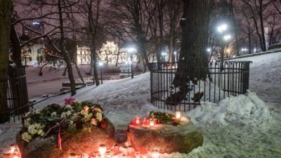 Импровизированный мемориал погибшим в 30-ю годовщину смертоносного нападения советских войск на баррикады, защищаемые сотнями тысяч протестующих за независимость в Риге, Латвия, 20 января 2021 года. Фото:  GINTS IVUSKANS/AFP via Getty Images