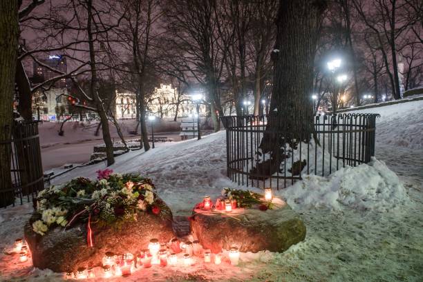 Импровизированный мемориал погибшим в 30-ю годовщину смертоносного нападения советских войск на баррикады, защищаемые сотнями тысяч протестующих за независимость в Риге, Латвия, 20 января 2021 года. Фото:  GINTS IVUSKANS/AFP via Getty Images