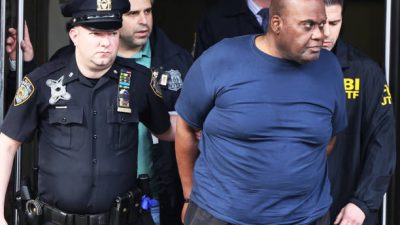Полиция задержала Фрэнка Джеймса, подозреваемого в массовой стрельбе утром в час пик на станции метро 36th St 13 апреля 2022 года в Нью-Йорке. Фото: Michael M. Santiago/Getty Images
