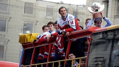 Игроки сборной России по хоккею с шайбой в автобусе со своим призом в центре Москвы 27 мая 2014 года. Фото:  VASILY MAXIMOV/AFP via Getty Images