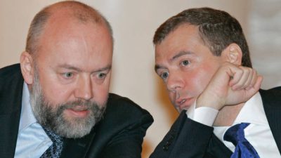 
Первый вице-премьер Дмитрий Медведев беседует с Павлом Крашенинниковым (слева), председателем Комитета Государственной Думы по законодательству. Фото: DMITRY ASTAKHOV/AFP via Getty Images