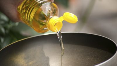 Растительные масла и жиры с высоким содержанием Омега-6: масло виноградных косточек, подсолнечное масло, соевое масло и маргарин. (Сoffeekai/iStock) 