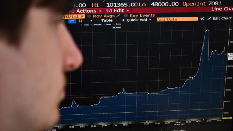 Лондонская биржа металлов LME приостановила торги никелем из-за инцидента с никелем впервые с 1985 года, Лондон, 8 марта 2022 года. (Ben Stansall/AFP)