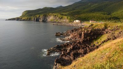 Курильские острова. Фото: pixabay.com/landscape-shore-sea-nature-coast-4448694/ License     