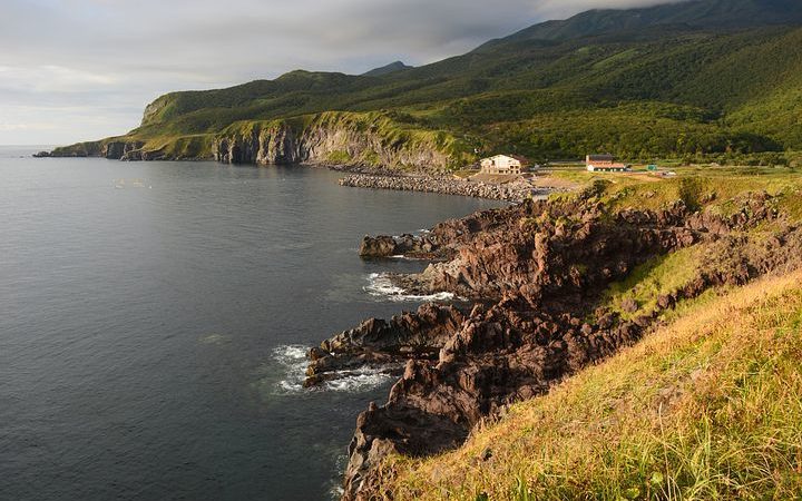 Курильские острова. Фото: pixabay.com/landscape-shore-sea-nature-coast-4448694/ License     
