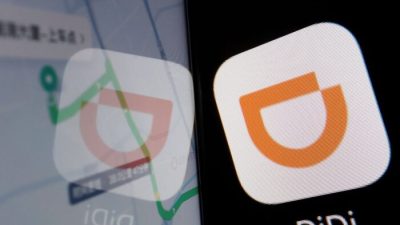 Логотип приложения китайской компании Didi отражается на навигационной карте, отображаемой на мобильном телефоне, на этом иллюстративном снимке, сделанном 1 июля 2021 года. (Florence Lo/Illustration/Reuters)
