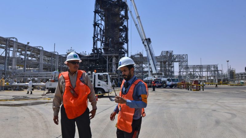 Сотрудники нефтяной компании Aramco стоят возле сильно поврежденной установки на нефтеперерабатывающем заводе Khurais в Саудовской Аравии, 20 сентября 2019 года. Фото: FayezNureldine/AFPviaGettyImages