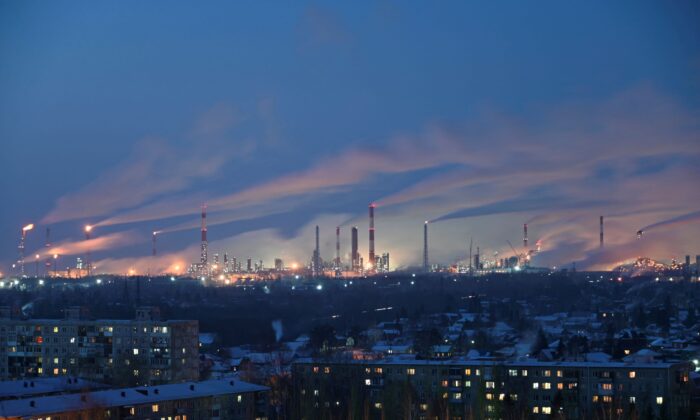 Нефтеперерабатывающий завод в Омске, Россия, 10 февраля 2021 года. Фото: Alexey Malgavko/Reuters