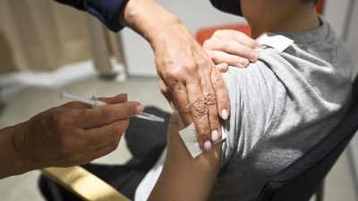Мальчик получает дозу вакцины Pfizer COVID-19 в Эспоо, Финляндия, 24 сентября 2021 года. Фото: Emmi Korhonen/Lehtikuva/AFP via Getty ImagesМальчик получает дозу вакцины Pfizer COVID-19 в Эспоо, Финляндия, 24 сентября 2021 года. Фото: Emmi Korhonen/Lehtikuva/AFP via Getty Images