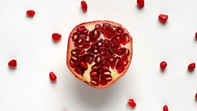 Испытуемые, которые в течение месяца пили по стакану гранатового сока в день, продемонстрировали значительное улучшение показателей памяти и уровня антиоксидантов в плазме. Фото: Priyanka Singh on Unsplash