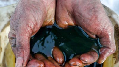 Работник держит образец сырой нефти на Ярактинском месторождении, принадлежащем Иркутской нефтяной компании, в Иркутской области России 11 марта 2019 года. (Vasily Fedosenko/Reuters)