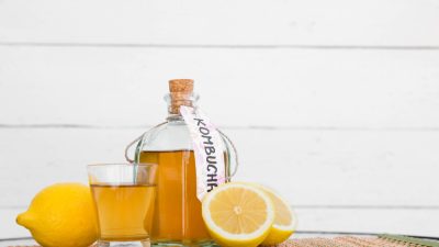 Напиток из чайного гриба можно приготовить самостоятельно. (Shutterstock)