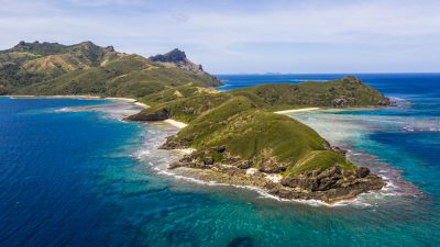 Фото: Вид с высоты птичьего полёта на острова Ясава. (AsiaTravel/Shutterstock)