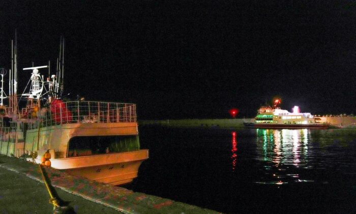 На севере Японии после сигнала бедствия затонуло судно с 26 туристами Рыболовный порт, где пропал туристическое судно, отправившееся на экскурсию на северный остров Хоккайдо, Япония, 23 апреля 2022 года. (Kyodo News via AP)