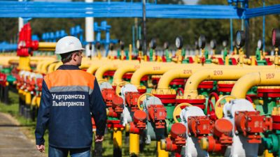 Рабочий идёт среди труб и клапанов на газовом заводе 18 сентября 2014 года в Дашаве, Украина. (Фото SeanGallup/GettyImages)