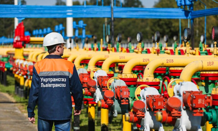 Рабочий идёт среди труб и клапанов на газовом заводе 18 сентября 2014 года в Дашаве, Украина. (Фото SeanGallup/GettyImages)

