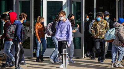 Учащиеся покидают среднюю школу Вашингтон-Либерти в округе Арлингтон, штат Вирджиния. Фото: Evelyn Hockstein/Reuters
