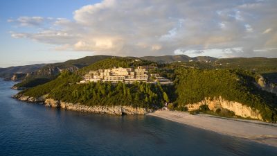 Отель Marbella Elix расположен на склоне холма, среди сосновых лесов. (Courtesy of Marbella Elix)