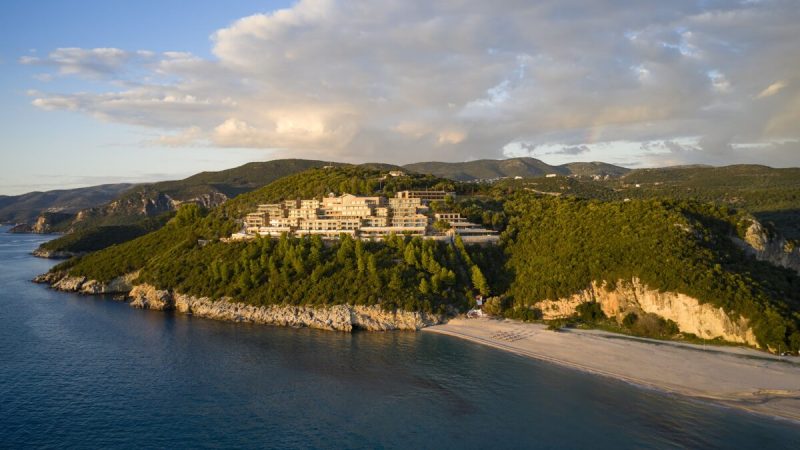 Отель Marbella Elix расположен на склоне холма, среди сосновых лесов. (Courtesy of Marbella Elix)