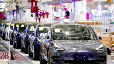 Автомобили Tesla Model 3 китайского производства на мероприятии по доставке на заводе компании в Шанхае, Китай, 7 января 2020 года. (Aly Song/Reuters)