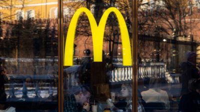 Люди едят в ресторане McDonald's возле Кремля в центре Москвы, 9 марта 2022 года. (Maxim Shemetov/Reuters)