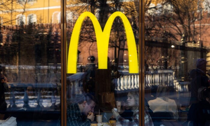 Люди едят в ресторане McDonald's возле Кремля в центре Москвы, 9 марта 2022 года. (Maxim Shemetov/Reuters)