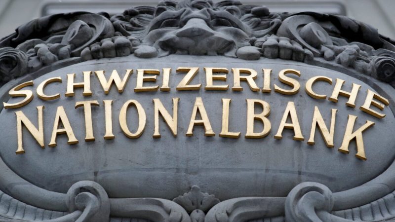 Логотип Швейцарского национального банка (SNB) на здании в Берне, Швейцария, 2 апреля 2022 года. Фото: Arnd Wiegmann/Reuters