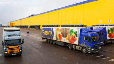 Грузовики на складе российского ритейлера «Лента» в Ленинградской области, Россия, 27 апреля 2022 года. (Anton Vaganov/Reuters)