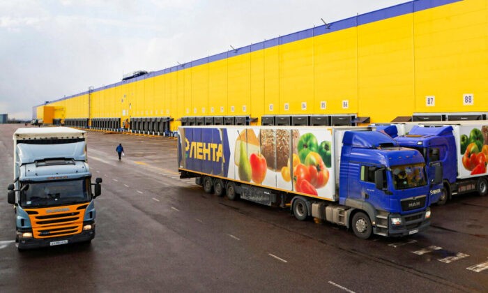 Грузовики на складе российского ритейлера «Лента» в Ленинградской области, Россия, 27 апреля 2022 года. (Anton Vaganov/Reuters)