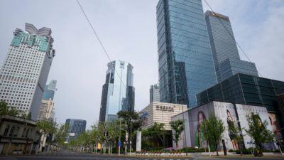 Пустая дорога в центральном деловом районе Шанхая во время карантина на фоне пандемии COVID-19 в Шанхае, 16 апреля 2022 года. (Aly Song/Reuters)