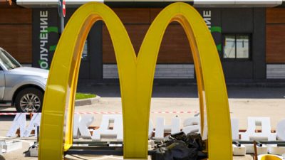 Демонтированные вывески с логотипом из ресторана McDonald’s в Химках под Москвой, Россия, 23 мая 2022 года. (Lev Sergeev/Reuters)