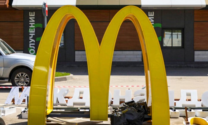 Демонтированные вывески с логотипом из ресторана McDonald’s в Химках под Москвой, Россия, 23 мая 2022 года. (Lev Sergeev/Reuters)