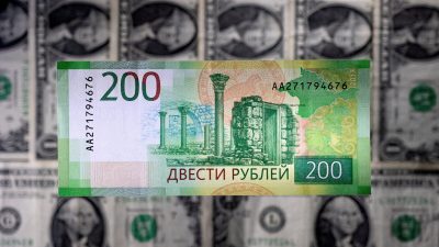 Банкнота российского рубля лежит на банкнотах доллара США на этой иллюстрации, сделанной 1 марта 2022 года. (Dado Ruvic/Illustration/Reuters) 