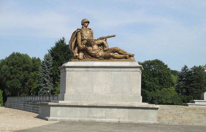 Российского посла в Польше облили красной краской. (Avi1111/ commons.wikimedia.org/ CC BY-SA 3.0)