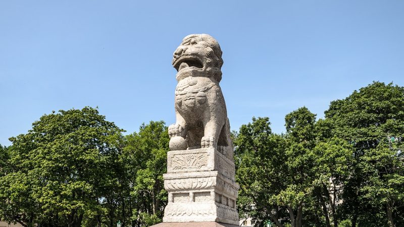 Лев-страж Ши-цза на Петровской набережной в Санкт-Петербурге. Фото: ru.wikipedia.org