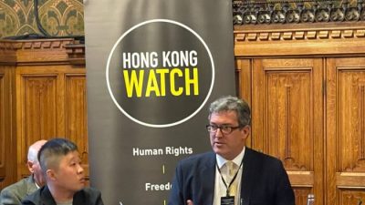 Бенедикт Роджерс, генеральный директор Hong Kong Watch (справа), и Мэтью Люн, бывший репортёр гонконгской китайскоязычной газеты Ming Pao (слева) на пресс-конференции, проведённой Hong Kong Watch в Великобритании. (Hong Kong Watch Facebook Page)