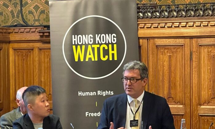 Бенедикт Роджерс, генеральный директор Hong Kong Watch (справа), и Мэтью Люн, бывший репортёр гонконгской китайскоязычной газеты Ming Pao (слева) на пресс-конференции, проведённой Hong Kong Watch в Великобритании. (Hong Kong Watch Facebook Page)