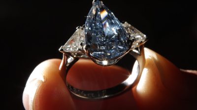 Кольцо с ярким голубым бриллиантом грушевидной формы весом 5,16 карата на Sotheby's 8 марта 2010 года в Лондоне, Англия. Фото: PeterMacdiarmid/GettyImages 