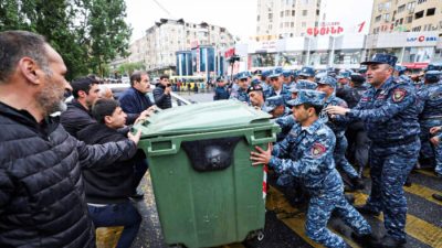 Столкновения полиции с демонстрантами во время акции протеста в Ереване, Армения, 2 мая 2022 года. (Vahram Baghdasaryan/Photolure via AP)