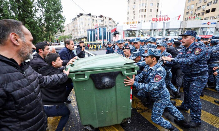 Столкновения полиции с демонстрантами во время акции протеста в Ереване, Армения, 2 мая 2022 года. (Vahram Baghdasaryan/Photolure via AP)