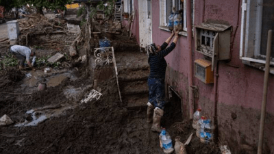 Ликвидация последствий аварии в системе водоснабжения. Фото: YASIN AKGUL/AFP via Getty Images