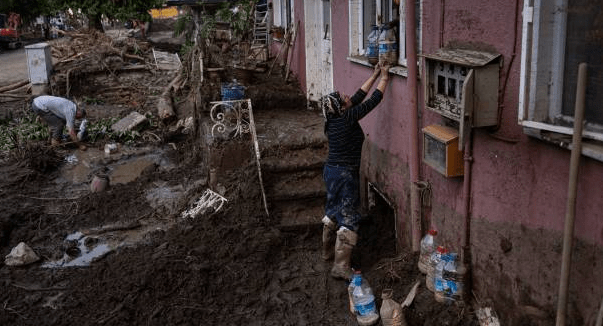 Ликвидация последствий аварии в системе водоснабжения. Фото: YASIN AKGUL/AFP via Getty Images