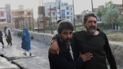  Афганские мужчины после взрыва в мечети Халифа Сахиб в Кабуле, Афганистан, 29 апреля 2022 г. (Ali Khara/Reuters)