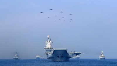 Военные корабли и истребители Народно-освободительной армии Китая (НОАК) принимают участие в военной демонстрации в Южно-Китайском море 12 апреля 2018 года. (Reuters) 